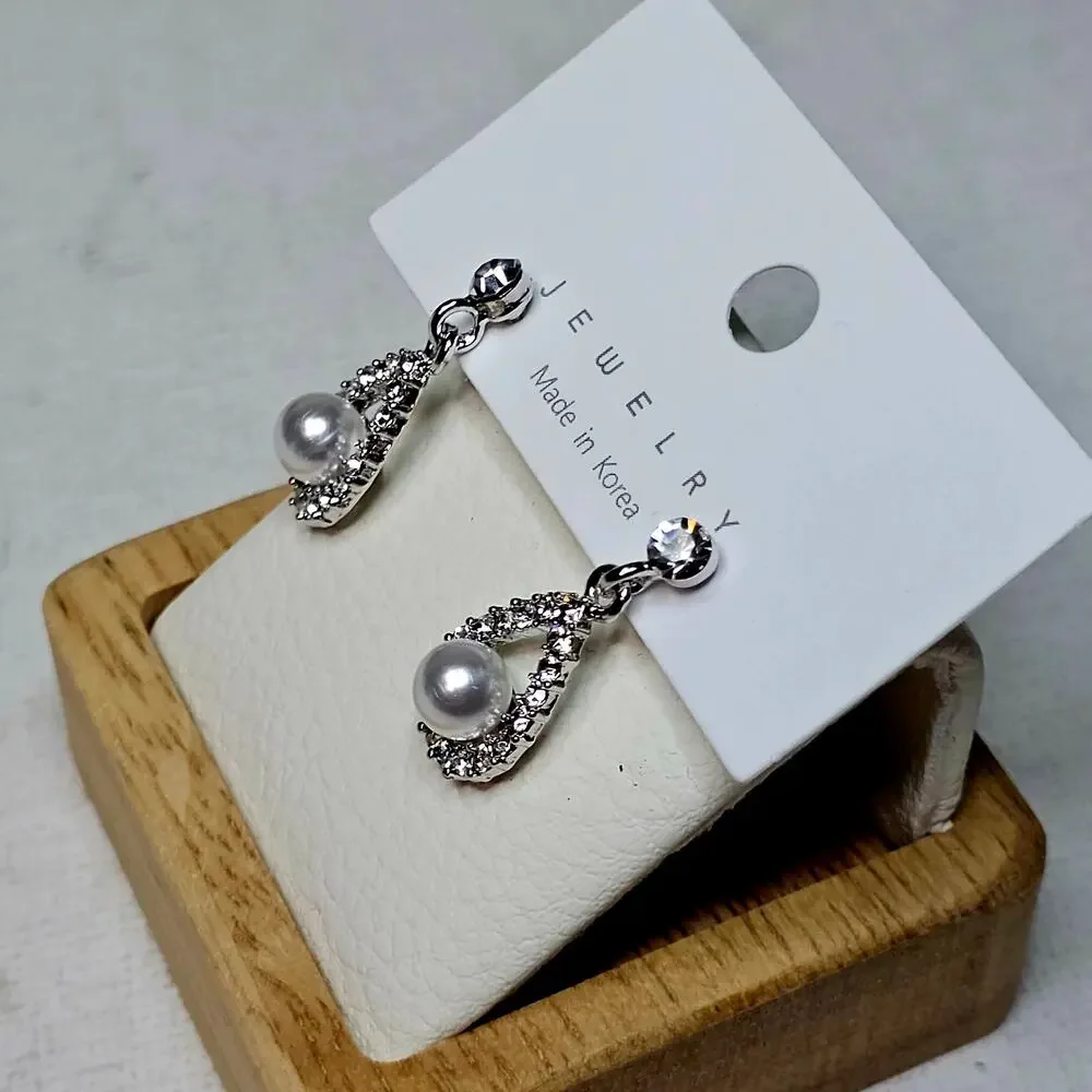 Bridal Wedding NWT Simple Fashion Earrings w Faux‎ Pearl. Pierced.  Dangle Bling